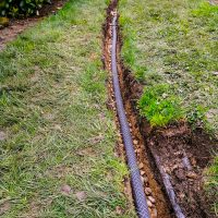 Realización de drenajes en el césped, para evitar los encharcamientos, para que no se pueda el césped y las plantas
